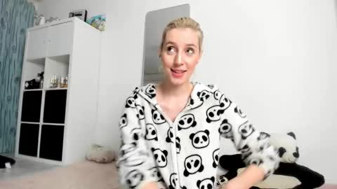 Snapshot of kenziedawton chatting on October 18, 3:42 am Kenzie online show from October 18, 3:42 am