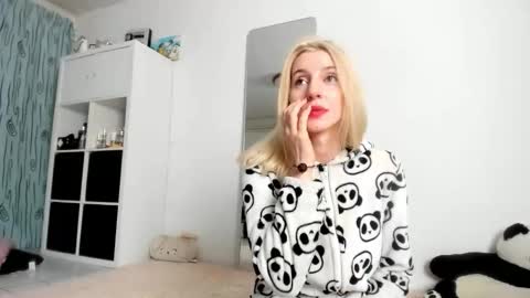 Snapshot of kenziedawton chatting on October 5, 7:57 am Kenzie online show from October 5, 7:57 am