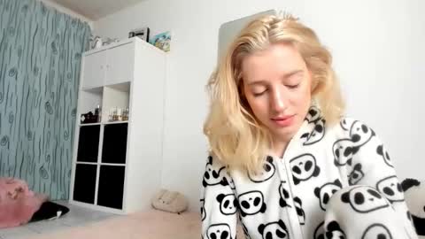 Snapshot of kenziedawton chatting on November 2, 4:38 am Kenzie online show from November 2, 4:38 am