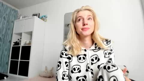 Snapshot of kenziedawton chatting on October 12, 6:38 am Kenzie online show from October 12, 6:38 am