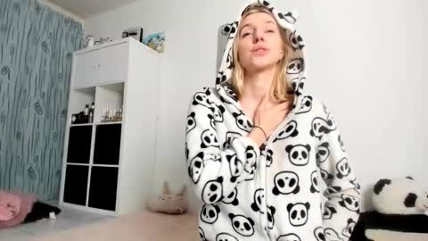 Snapshot of kenziedawton chatting on October 10, 6:18 am Kenzie online show from October 10, 6:18 am