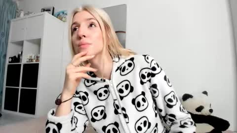 Snapshot of kenziedawton chatting on October 23, 3:45 am Kenzie online show from October 23, 3:45 am