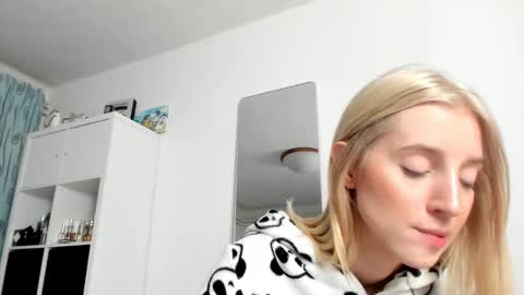 Snapshot of kenziedawton chatting on October 25, 3:47 am Kenzie online show from October 25, 3:47 am