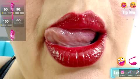 Snapshot of kerly_doll chatting on December 6, 5:44 pm K E R L Y online show from December 6, 5:44 pm