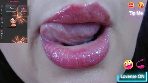 Snapshot of kerly_doll chatting on January 7, 2:08 pm K E R L Y online show from January 7, 2:08 pm