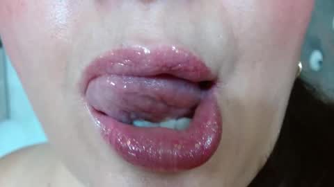 Snapshot of kerly_doll chatting on October 29, 9:17 pm K E R L Y online show from October 29, 9:17 pm