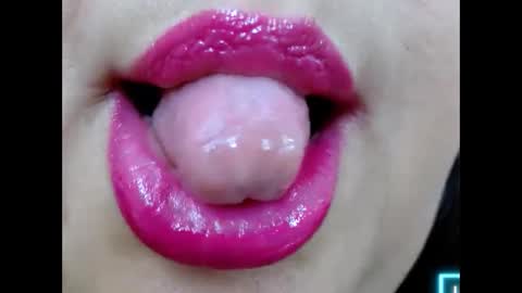 Snapshot of kerly_doll chatting on December 22, 3:44 pm K E R L Y online show from December 22, 3:44 pm