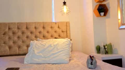 Kery Hillson online show from April 9, 2:11 pm