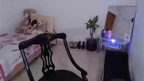 Mia  online show from March 12, 2:20 pm