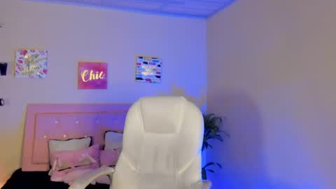 Snapshot of keyla_roberts_ chatting on February 9, 1:14 pm Adhara. Help me reach 100 likes online show from February 9, 1:14 pm