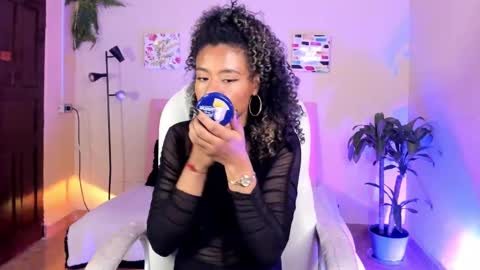 Snapshot of keyla_roberts_ chatting on January 27, 7:24 pm Adhara. Help me reach 100 likes online show from January 27, 7:24 pm