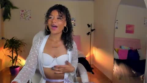 Snapshot of keyla_roberts_ chatting on January 5, 3:32 am Adhara. Help me reach 100 likes online show from January 5, 3:32 am