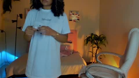 Snapshot of keyla_roberts_ chatting on January 28, 10:45 pm Adhara. Help me reach 100 likes online show from January 28, 10:45 pm