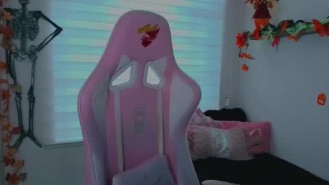 Snapshot of keyla_roberts_ chatting on October 18, 7:26 pm Adhara. Help me reach 100 likes online show from October 18, 7:26 pm