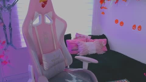 Snapshot of keyla_roberts_ chatting on October 9, 8:46 pm Adhara. Help me reach 100 likes online show from October 9, 8:46 pm