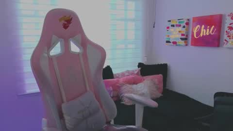 Snapshot of keyla_roberts_ chatting on October 3, 8:03 pm Adhara. Help me reach 100 likes online show from October 3, 8:03 pm