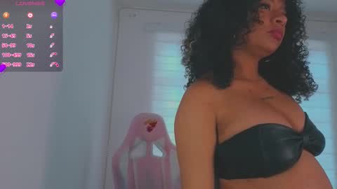 Snapshot of keyla_roberts_ chatting on October 4, 8:13 pm Adhara. Help me reach 100 likes online show from October 4, 8:13 pm