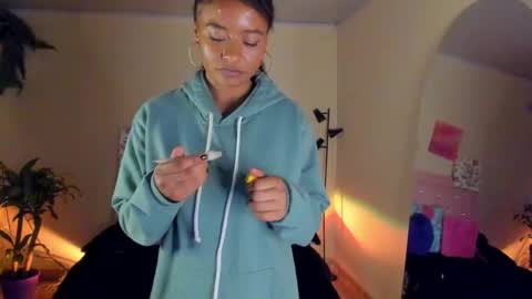 Snapshot of keyla_roberts_ chatting on January 4, 5:58 am Adhara. Help me reach 100 likes online show from January 4, 5:58 am