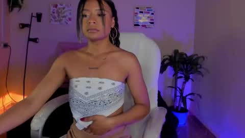 Snapshot of keyla_roberts_ chatting on February 18, 3:31 am Adhara. Help me reach 100 likes online show from February 18, 3:31 am