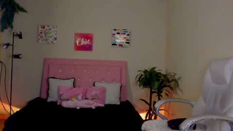 Snapshot of keyla_roberts_ chatting on March 1, 7:59 pm Adhara. Help me reach 100 likes online show from March 1, 7:59 pm