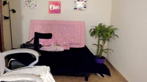 Snapshot of keyla_roberts_ chatting on February 24, 10:02 am Adhara. Help me reach 100 likes online show from February 24, 10:02 am