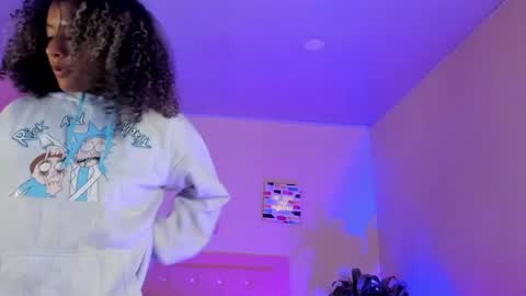 Snapshot of keyla_roberts_ chatting on February 1, 6:10 am Adhara. Help me reach 100 likes online show from February 1, 6:10 am