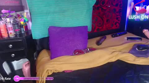 Snapshot of keylibrownn_ chatting on December 14, 1:38 am Ginna online show from December 14, 1:38 am