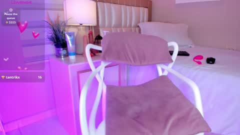 Snapshot of khloe_sweeet chatting on October 10, 11:59 am khloe_sweeet online show from October 10, 11:59 am