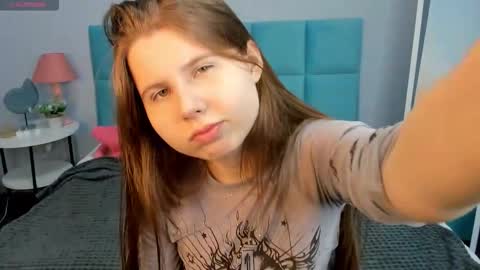 Snapshot of ki_wizz chatting on October 5, 3:00 am Ellie online show from October 5, 3:00 am