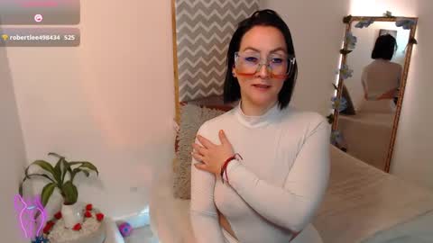 Snapshot of kiara_bermont chatting on October 21, 5:17 pm Kiara Bermont online show from October 21, 5:17 pm