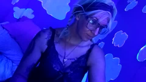 kikilovespartylights online show from August 2, 11:46 am