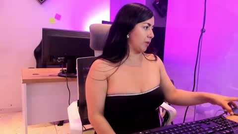 Snapshot of kimkalifa chatting on October 21, 1:26 pm Camila online show from October 21, 1:26 pm