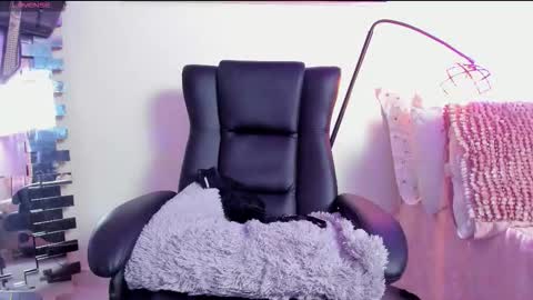 kimmberly_saenz_ online show from March 23, 10:16 pm