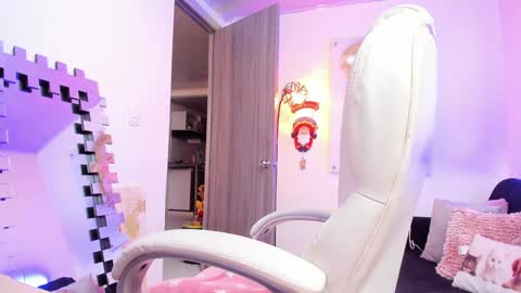 kimmberly_saenz_ online show from December 27, 9:43 pm