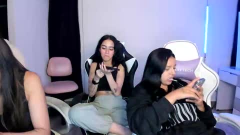 Snapshot of kimmi_foxy chatting on February 17, 11:22 pm kimmi online show from February 17, 11:22 pm