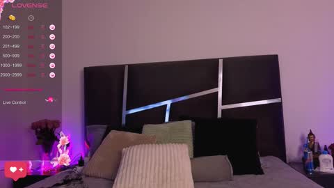 KimSkye online show from March 24, 10:37 pm