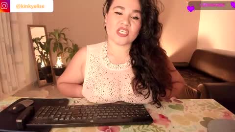 Snapshot of kinkyelise chatting on December 17, 7:29 am Jenny online show from December 17, 7:29 am