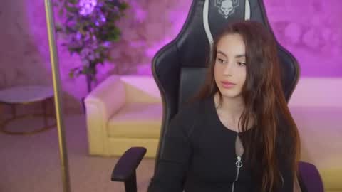 Snapshot of kira0541 chatting on February 18, 11:33 am Sweet girls online show from February 18, 11:33 am