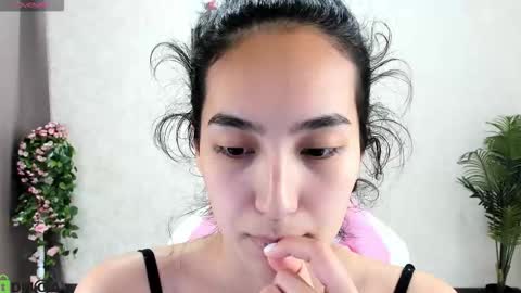 Snapshot of kira_lilian chatting on October 29, 7:23 am Aura online show from October 29, 7:23 am