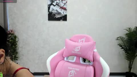 Snapshot of kira_lilian chatting on October 8, 4:17 am Aura online show from October 8, 4:17 am