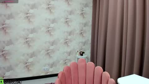 Snapshot of kira_lilian chatting on October 3, 5:23 am Aura online show from October 3, 5:23 am