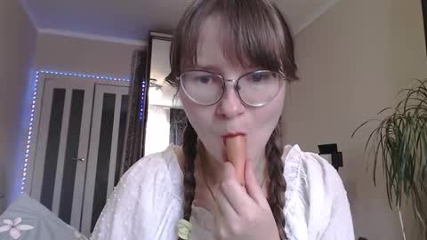 KiraGoldens online show from September 26, 7:06 am