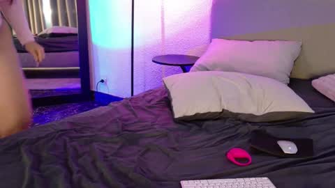 Snapshot of kiralimme_ chatting on October 4, 7:14 am Kira online show from October 4, 7:14 am