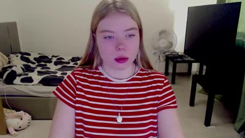 Jennyblonde and Emmabrunette online show from December 11, 10:58 am