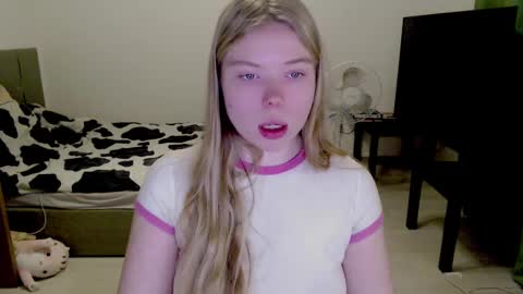 Jennyblonde and Emmabrunette online show from December 17, 2:33 pm