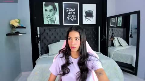 Snapshot of kitty_collins_ chatting on October 2, 10:20 am Kitty online show from October 2, 10:20 am