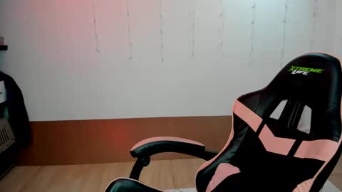 Snapshot of kitty_violet_ chatting on January 5, 5:51 am violet online show from January 5, 5:51 am