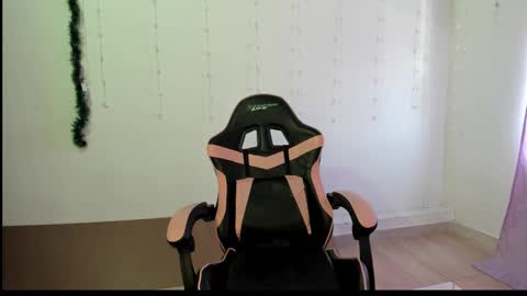 Snapshot of kitty_violet_ chatting on January 19, 5:07 pm violet online show from January 19, 5:07 pm