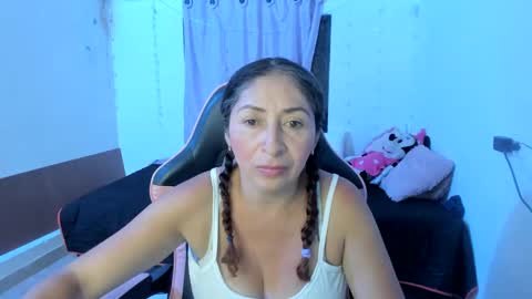 Snapshot of kitty_violet_ chatting on March 8, 4:20 am violet online show from March 8, 4:20 am