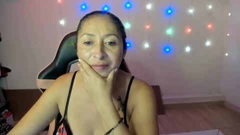 Snapshot of kitty_violet_ chatting on December 30, 4:20 am violet online show from December 30, 4:20 am